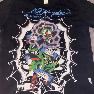 T-shirt!! - Säljer nu denna supercoola tröjan ifrån Ed Hardy! Jag säljer den då den inte kommer till användning! Pris går såklart att diskuteras! Har använt den 1 gång!