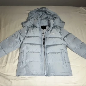 Trapstar jacka - Helt oanvänd Trapstar jacka storlek S! Skriv för fler bilder eller frågor!