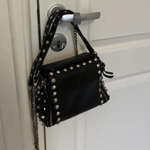 Supersnygg väska från Zara!! Fint skick förutom kedjan som rostat (se bild 3)❤️❤️