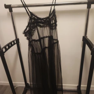 Mesh klänning  - VÄNTA PÅ SVAR FRÅN MIG INNAN KÖP! Svart klänning i mesh med skrynkel mot kragen. Klippt längst ner men märks inte så värst.