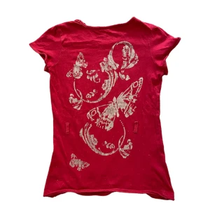 T-shirt  - Har hål kan skicka bild på. Sitter som en xs. Kontakta vid intresse <3