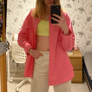 Rosa skjorta - En rosa bomullsskjorta som är lite längre baktill! 🩷Använd få gånger och i mycket bra skick!