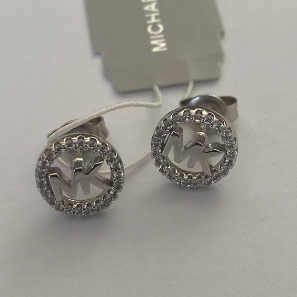 *Helt nya premium örhängen från MK i silver. Kommer komplett i presentask. One size Nypris 1195kr Säljes för 499kr. Accessoarer.