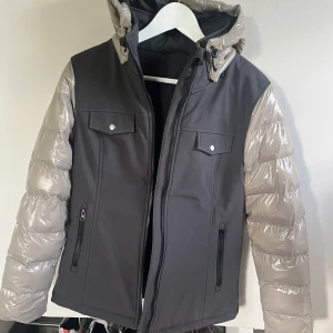 Skidjacka Five season - Oanvänd skidjacka från Five season. Köpte förra året på deras sampel sale. Därav inga lappar eller liknande på. Tyvärr blev den för liten innan jag hann använda den. Har bra innerfickor och ficka för liftkort på armen. Passar Xs/S den är fint figursydd. 