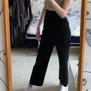 Svarta byxor - Svarta, lite mer slappa byxor som ändå liknar kostymbyxor i utseendet! Knyte och stretch i midjan. Supersköna 😍 Väl använda men fina i skicket ändå! 