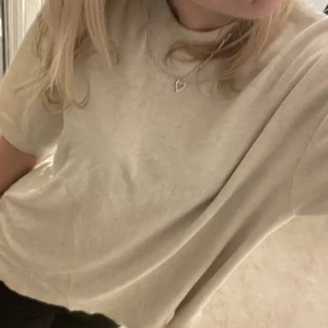 Finstickad tshirt - Finstickad t-shirt från HM! Säljer även likadan i beige!