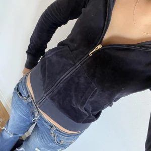 Juicy couture zip up - jätte fin mörk blå juicy tröja som jag inte får användning av längre. Strlk xs❤️