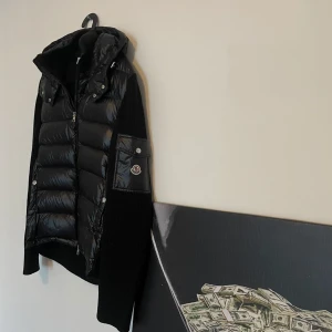 Moncler ”Maglione Tricot” Cardigan - Jackan är sparsamt använd och i väldigt bra skick. Har du några funderingar så tveka inte att höra av dig! 🤝 