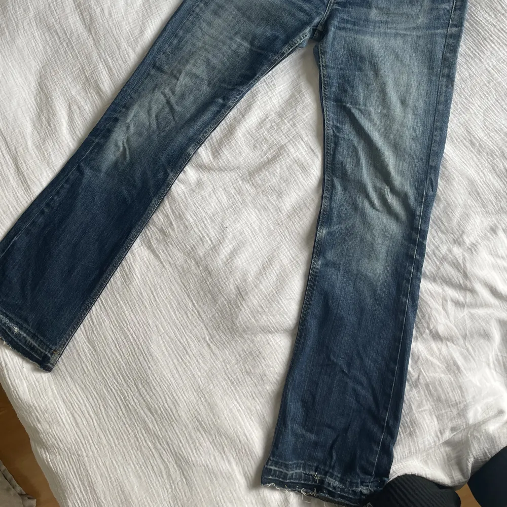 Lågmidajde jeans från Crocker med snygga detaljer. Midja: 41 höfter: 52 innerbensmått: 83 Har lagt ner dem så att de passar mig som är 175 i längden. lite slitna på ena benet men annars i så fint skick. ❣️Tveka inte på att skriva om du undrar något.. Jeans & Byxor.