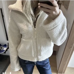 Teddy jacket - Säljer denna Teddy jacket från HM som är populär och slutsåld🥰 300 +frakt, lånad bild. Pytte litet hål på insidan inget som märks