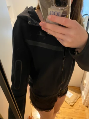 Nike tech! - Säljer min svarta nike tech🖤 De är storlek XL barn men sitter precis som en XS i vuxen. Säljer då den inte kommer till användning. Nypriset är 1000kr!💕