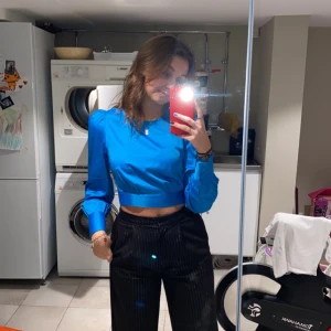 Blus - Super snygg blå blus med öppenrygg 