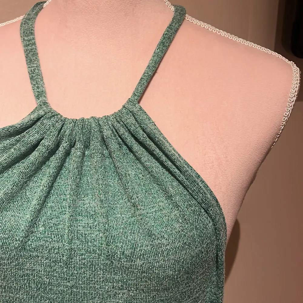 Snygg grön klänning som är använd 1-2 gånger. Helt öppen i ryggen och är från shein! Frakten kostar 45kr!!!. Klänningar.