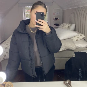 Puffer jacket  - Helt oanvänd jacka från monki, perfekt nu till hösten/vintern 💓