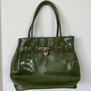 Väska retro✨ - Sååå fin grön lackad väska från David Jones i ett krokodilmönstrat material!🤩🙌 I nyskick! Perfekt till skola eller jobb!🥳