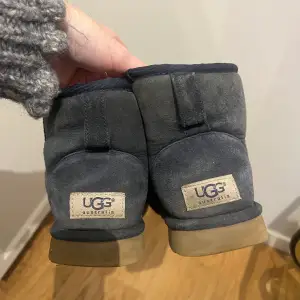 Låga uggs storlek 38. Använda med i bra skick.  Behöver sys under flärpen bak på den ena skon. Men inget som påverkar användningen. Se andra bilden. 