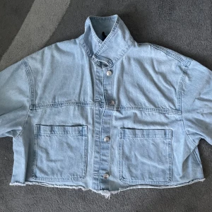 Denim jacket  - Säljer min cropped denim jacka! Dunder material och skit snyggt. 