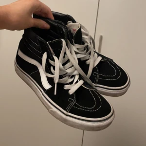 Vans - Säljer dessa vans då de inte kommer till användning. Använda och lite smutsiga längst ner vid den vita kanten men de går å få bort om man tvättar. Storlek 37 passar även 38. 🥰
