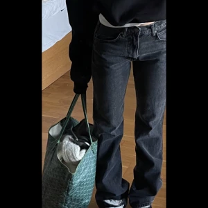Jeans - Sjukt snygga lågmidjade jeans från Lager 157 i modellen ”Icon” (skriv för fler bilder). Säljer då jag redan har ett par. Nypris 400kr 🤍 i storlek xss men passar mig som brukar ha XS/S då de töjer ut sig lite efter ett tag 😊