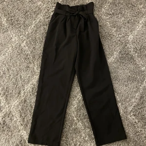 Kostymbyxa med knytning - Kostymbyxor från Bikbok med knytning🥰