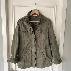Jacka - Tjena, säljer nu denna snygga jackan! Jackans skick är 8/10 använt sparsamt och finns inga skador på den. Vid mer frågor är de bara att höra av sig! (Märket är okänt)