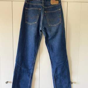 Vintage Levis 501 i en mörkare blå färg. Str 30 L34 