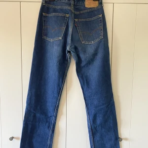 Levis 501 Vintage  - Vintage Levis 501 i en mörkare blå färg. Str 30 L34 