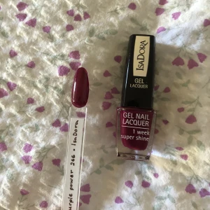 Nagellack  - Säljer alla mina nagellack för jag började med gel. Flera färger finns på min profil. DMa vid frågor, endast seriösa köpare tack! Använd helst köp direkt knappen för att säkerställa att du får ditt paket!