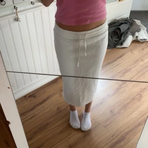 Kjol  - En jätte söt vit mjukiskjol, inte använt mycket alls.