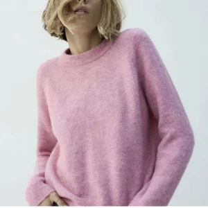 Stickad tröja  - Säljer denna rosa stickade tröjan ifrån zara, nyskick