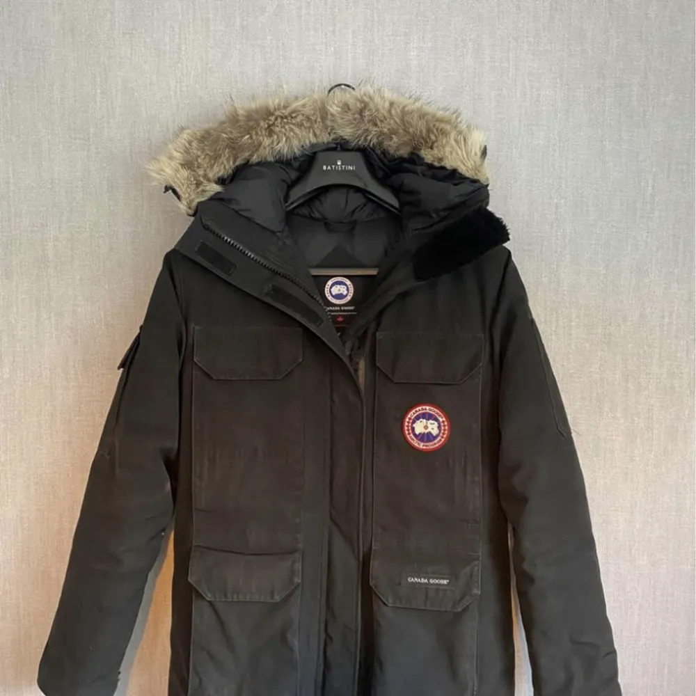 Säljer min canada goose jacka då jag har tröttnat på den, använd i 2 år finns lite slit men inget man tänker på skriv gärna för mer detaljer.. Jackor.