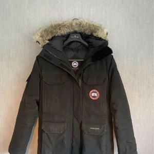 Canada Goose Jacka - Säljer min canada goose jacka då jag har tröttnat på den, använd i 2 år finns lite slit men inget man tänker på skriv gärna för mer detaljer.