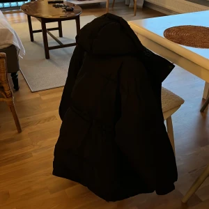 Jacka NA-KD  - Jättefin svart jacka från NA-KD använd en säsong. Dragsko i midjan. Den här var omåttligt populär förra säsongen. 