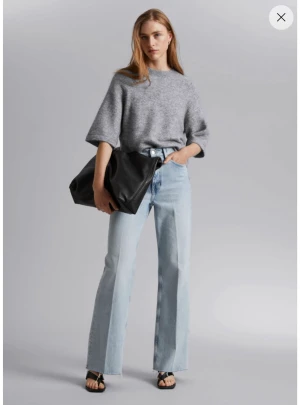 Trekvartsärmad tröja från otherstories - Säljer denna sjukt snygga trekvartsärmade stickade tröjan från otherstories i nyskick!!!slutsåld!!