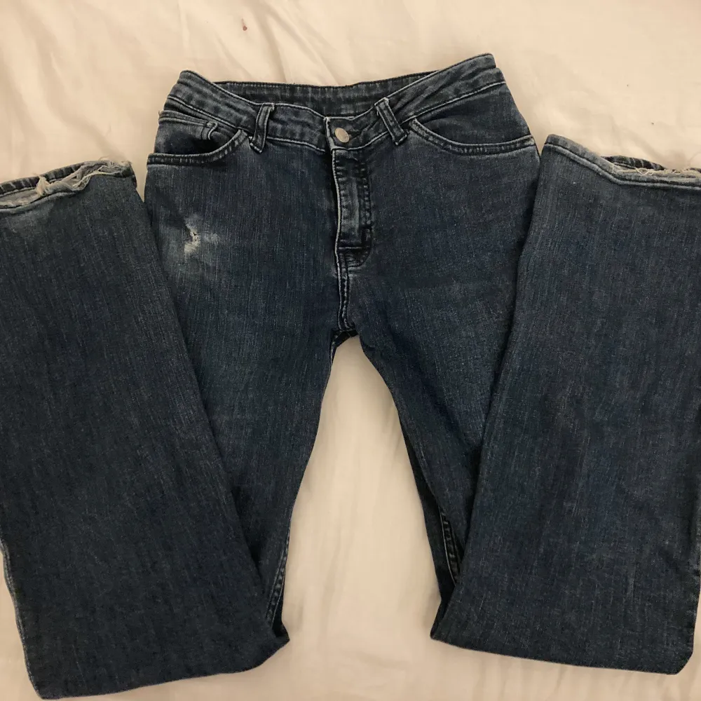 Bootcut jeans gammalmodell från weekday, säljer pga att de inte kommer till användning längre. Midjemått:36,5 cm Innerbenslängd:80cm . Jeans & Byxor.