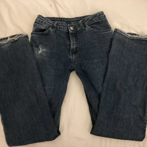 Jeans - Bootcut jeans gammalmodell från weekday, säljer pga att de inte kommer till användning längre. Midjemått:36,5 cm Innerbenslängd:80cm 