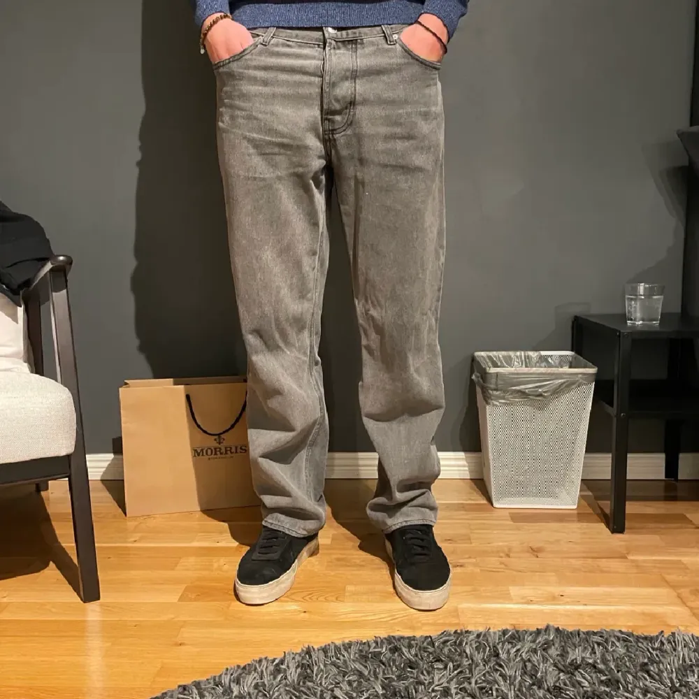 Ett par snygga ljusgrå jeans från sweet skateboarding company. Väldigt bra skick eftersom demr sparsamt använda. Jag är ca 184 cm lång . Jeans & Byxor.