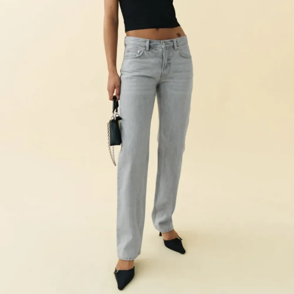 Gina low straight jeans ljusgråa, storlek 34, knappt använda . Jeans & Byxor.