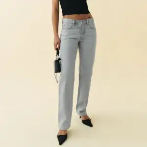 Gina low straight jeans ljusgråa, storlek 34, knappt använda 
