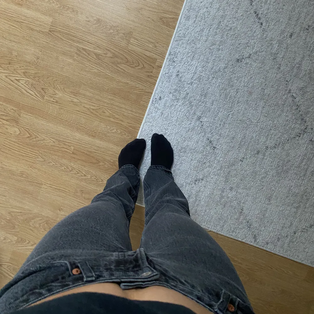 Jättefina grå/svarta jeans från weekday i storlek 28/32. Väldigt bra skick! Passar till varje outfit.. Jeans & Byxor.