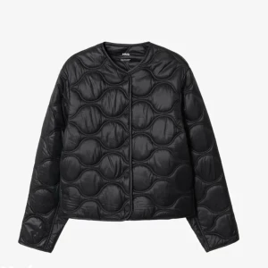 Jacka - Säljer denna jättefina jackan från Mango. Den är i bra skick. Säljer då den inte kommer till användning längre.💞