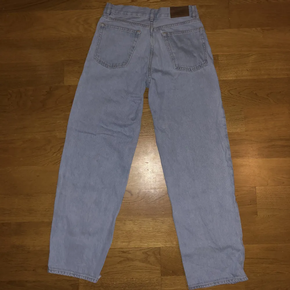 Säljer ett par ljusblåa Sweet Sktbs big skate jeans i väldigt bra skick, bara använda några gånger. Storleken är xxs, men passar även xs och s. Är köpta på Junkyard för 700 men säljer för 250. Pm för funderingar 👍. Jeans & Byxor.
