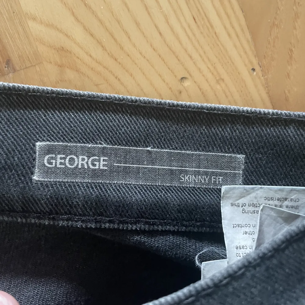 Storlek 30 dondup George jeans svart . Jeans & Byxor.