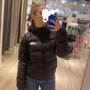 Vinter jacka !! - Säljer denna jätte fina Jacka då jag bara haft den i ett år och vill köpa en annan jacka  jötte bra skick❄️ ny pris 2500!
