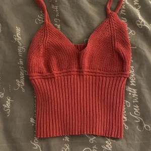 Rosa stickad topp - Aldrig använd, jätte bra skick. Köpt i Grekland  så vet tyvärr inte vilken butik. Köpte för ca 130/140kr. Ganska tänjbar/figursydd, storlek är jag osäker på men skulle gissa xs/s men passar nog många❤️Säljer pga att den inte kommer till användning❤️