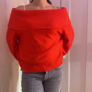 Off shoulder tröja röd från H&M. Helt ny, aldrig använd. Säljer för att jag tog för stor storlek. Slutsåld på h&m’S hemsida. Nypris=200kr mitt pris=100kr + frakt. Priset kan diskuteras👍💞Kontakta mig för fler bilder eller vid minsta intresse. 