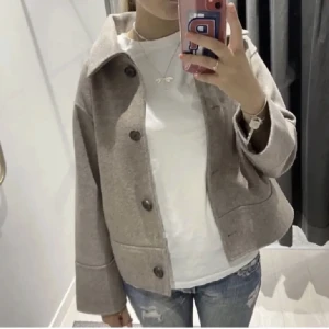 Kappahl kappa - Så fin Kappahl kappa som inte längre kommer till användning. Köpte för ungefär 1 år sedan på Kappahl i Göteborg. Nypris 1200, mitt pris 650. Bra skick!💕