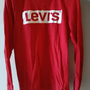 En långärmad röd Levi's tröja i storlek XS. Nyskick! 