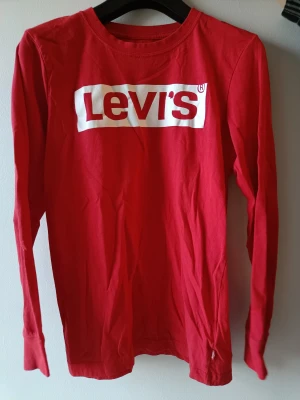 Röd långärmad Levi's tröja - En långärmad röd Levi's tröja i storlek XS. Nyskick! 
