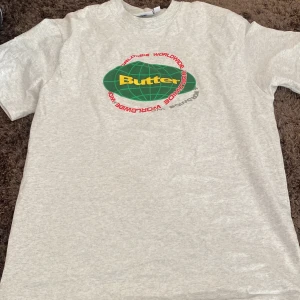 Butter goods t-shirt!  - Oversized t-shirt från butter goods, nästan aldrig använd 🤗 storlek M i mans storlek så sitter oversized på xs och s typ 💞